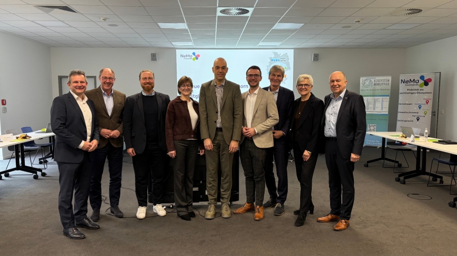Vorstand und Beirat des Neue Mobilität Paderborn e.V. (von rechts): Christoph Rüther, Prof. Dr. Barbara Lenz, Prof. Dr. Nikolaus Risch, Geschäftsführer Jonathan Behm, Michael Heinemann, Ute Dülfer, Jann-Eve Stavesand, Stefan-Oliver Strate und Prof. Dr. Thomas Tröster. Es fehlen Dr. Carsten Linnemann, Dr.-Ing. Dr. h.c. Frank Fitzek, Prof. Dr. Andreas Löschel, Simone Probst, Jürgen Noch und Roland Hüser. ©Neue Mobilität Paderborn e.V. 